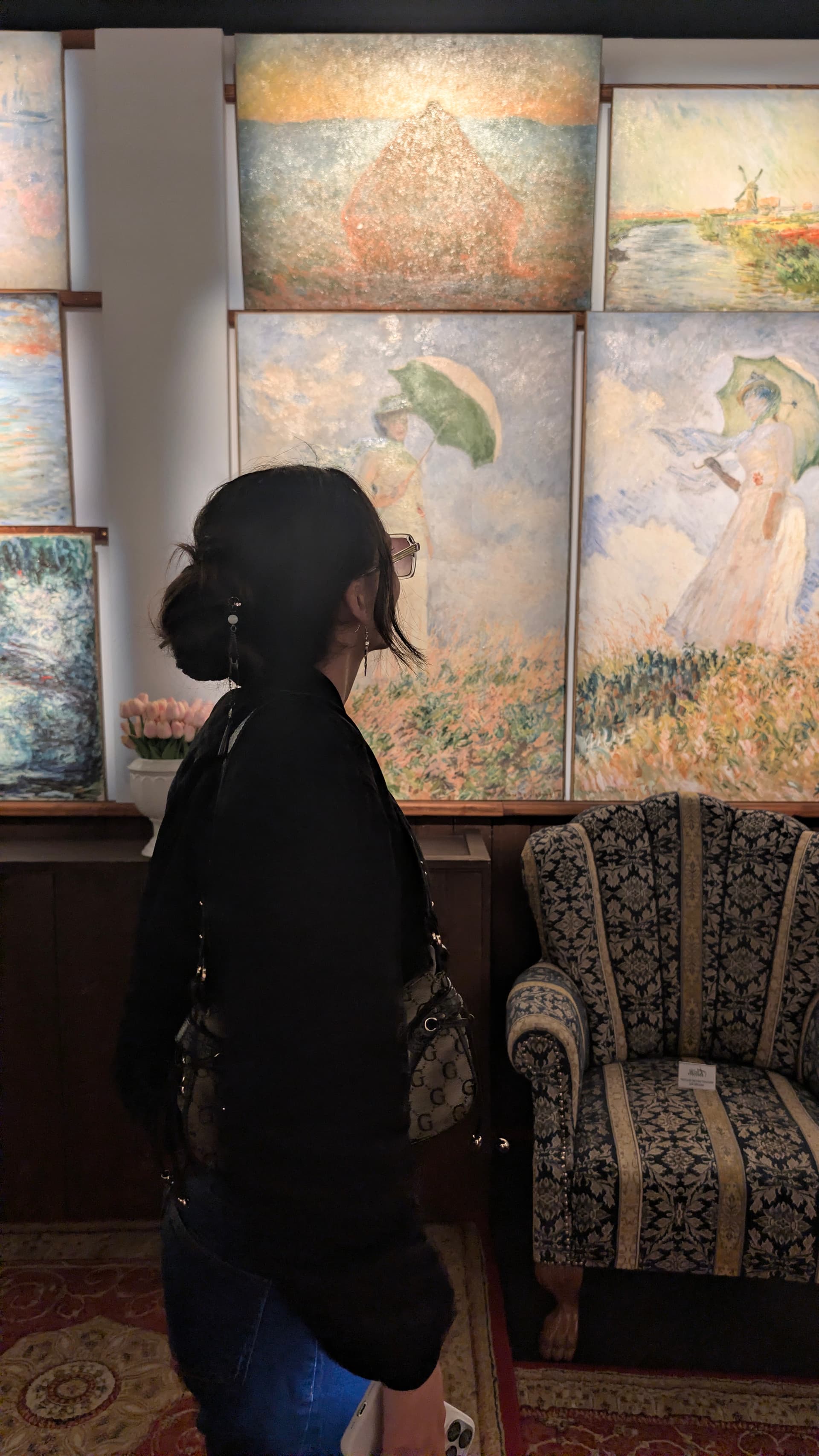 Imène face à des œuvres de Monet