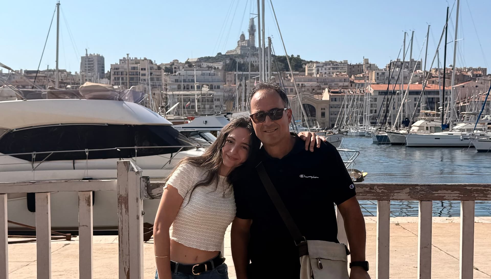 Imène et son père au Vieux-Port de Marseille